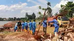 Petugas Dinas Sumber Daya Air Pemerintah Provinsi Jawa Barat membongkar tiang pancang beton yang dipasang di Setu Tujuh Muara, Sawangan, Depok, Senin (16/01/2026). Bersama Pemerintah Kota Depok dan Balai Besar Wilayah Sungai Ciliwung Cisadane, Dinas Sumber Daya Air Pemerintah Provinsi Jawa Barat melakukan pembongkaran tiang pancang beton yang dipasang di Setu Tujuh Muara, Sawangan. (Merdeka.com/Arie Basuki)