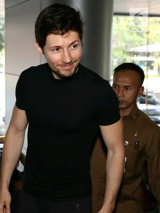 Pendiri sekaligus CEO Telegram, Pavel Durov mendatangi kantor pusat Kemenkominfo di Jakarta, Selasa (1/8). Kunjungan Pavel Durov ini berhubungan dengan pemblokiran 11 Domain Name System (DNS) situs web Telegram. (Liputan6.com/Angga Yuniar)
