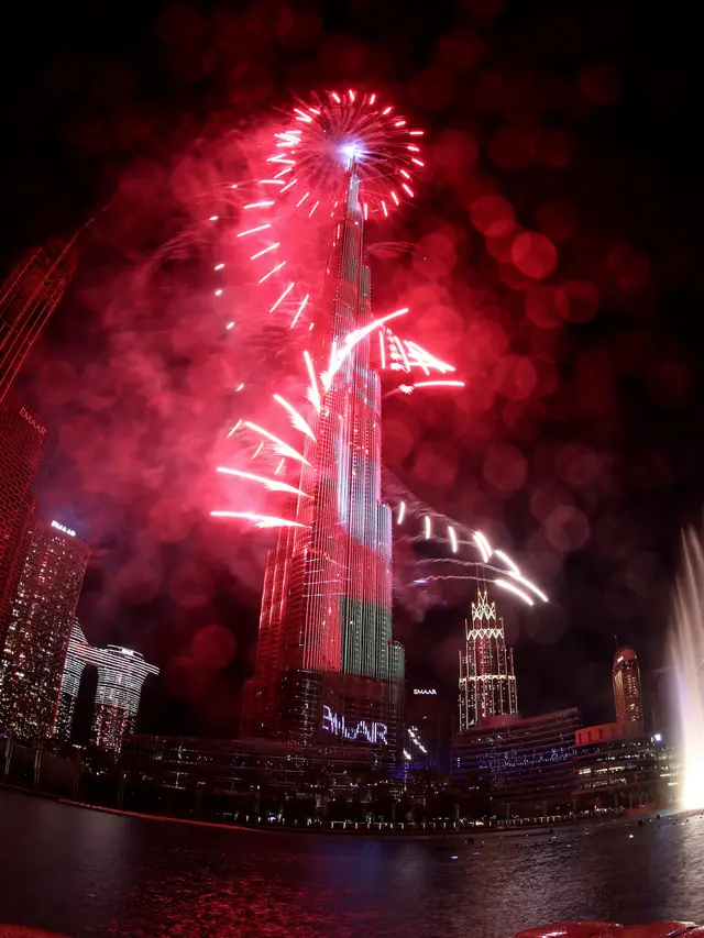 FOTO: Burj Khalifa Bermandikan Kembang Api di Malam Tahun Baru 2022