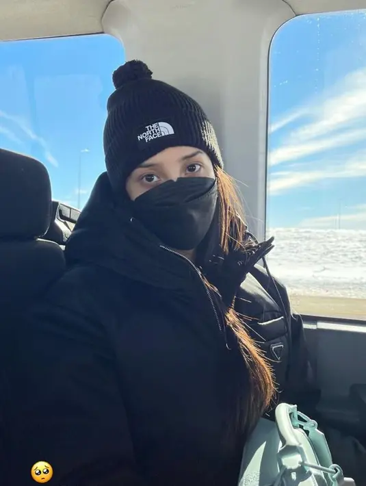 Menyesuaikan cuaca dingin di Colorado, Anya Geraldine tampil dengan outfit musim dingin yang stylish.