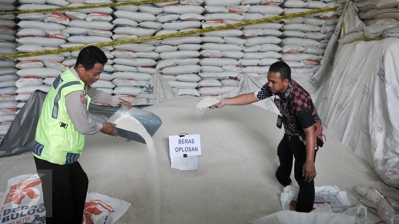 20161007-Bareskrim Polri Ungkap Gudang Mafia Beras Oplosan-Jakarta