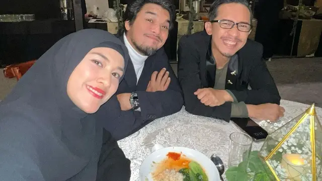 Aming hadir di momen pernikahan Adiba Khanza dan Egy Maula, dia tampil gagah dengan pakaian serba hitam.