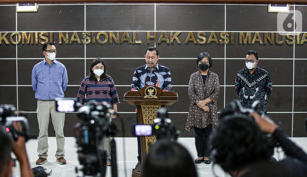 Ketua Komnas HAM Ahmad Taufan Damanik menyampaikan keterangan perkembangan pemantauan dan penyelidikan atas peristiwa baku tembak yang terjadi di rumah dinas mantan Kadiv Propram Polri di Kantor Komnas HAM, Jakarta, Senin (8/8/2022). Komnas Perempuan bakal membantu kerja Komnas HAM. (Liputan6.com/Faizal Fanani)