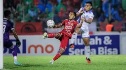 Pemain PSBS Biak, Alexsandro (kanan) berusaha mencetak gol yang dihalangi pemain Semen Padang, Syaiful Ramadhan pada laga leg kedua final Pegadaian Liga 2 2023/2024 di Stadion GOR Haji Agus Salim, Padang, Sabtu (9/3/2024). (Bola.com/Bagaskara Lazuardi)