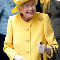 Ratu Elizabeth II tampil dengan outfit serba kuning (instagram/celebro_news)