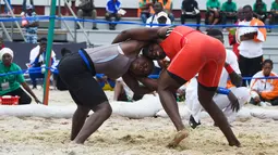 Koumba Sow dari Guinea bertarung dengan Safietou Goudiaby dari Senegal selama selama semifinal gulat putra putri di Parc des Sports di Treichville Abidjan pada tanggal 28 Juli 2017. (AFP Photo/Sia Kambou)