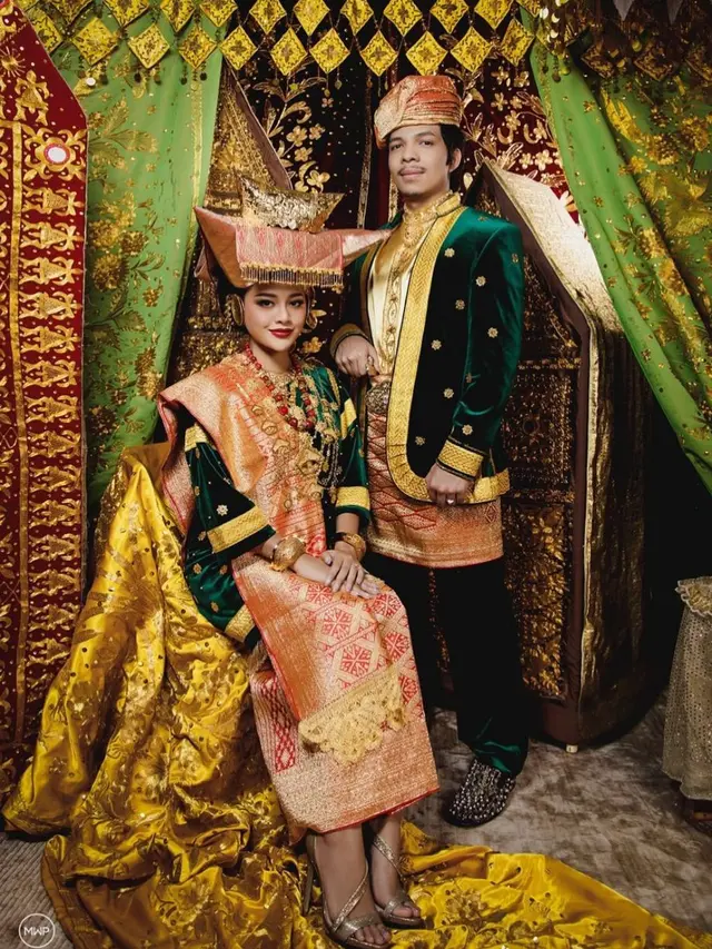 Pemotretan Atta Halilintar dan Aurel Hermansyah mengenakan baju adat Minang. (Instagram @attahalilintar)