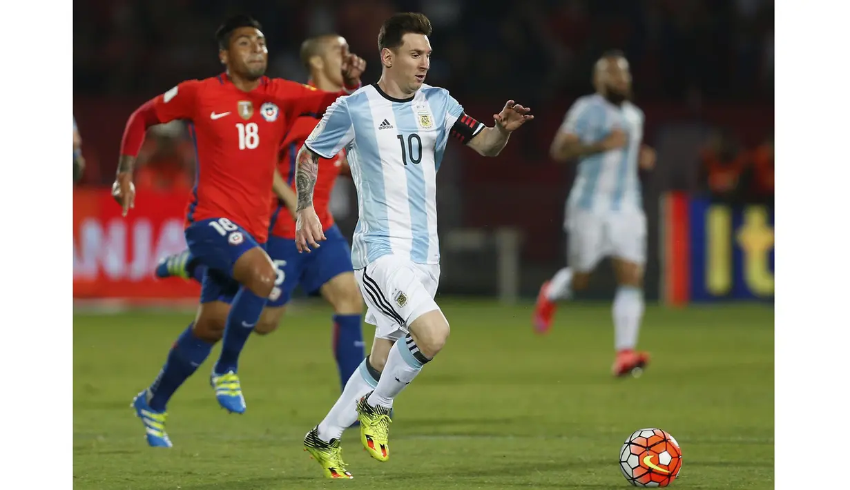 Aksi Lionel Messi saat Argentina menekuk Cile 2-1 pada laga kualifikasi Piala Dunia 2018 zona CONMEBOL di Stadio Nacional Julio Martinez Pradanos, Santiago, Jumat (25/3/2016) WIB.  (REUTERS/Rodrigo Garrido)