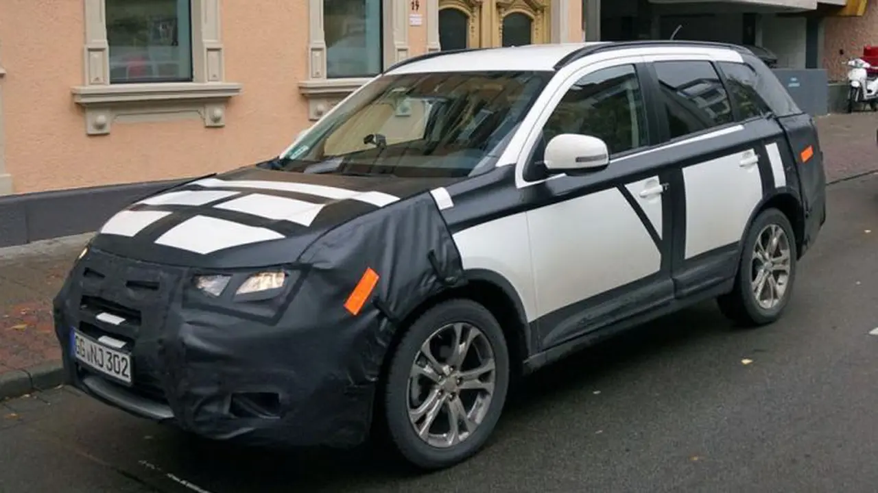 Tampang Anyar Mitsubishi Outlander Mulai Menampakkan Diri