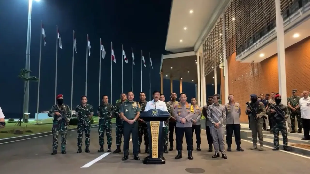 Konferensi Menteri Koordinator Bidang Politik, Hukum, dan Keamanan (Menkopolhukam) Hadi Tjahjanto soal pembebasan Pilot Susi Air di Bandara Halim Perdanakusuma pada Sabtu (21/9/2024)