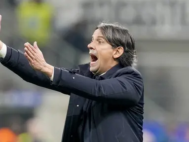 Pelatih Inter Milan, Simone Inzaghi, melakukan protes saat melawan Juventus pada lanjutan pekan ke-27 Liga Italia di Stadion Guiseppe Meazza, Senin (20/3/2023). Inter Milan dipaksa menyerah rivalnya yakni Juventus. (AP Photo/Antonio Calanni)