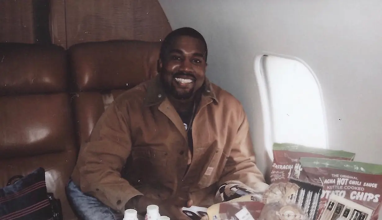 Dilansir dari HollywoodLife, Kanye West kini tengah disibukkan dengan album baru yang akan dirilis pada 1 Juni. (instagram/kimkardashian)