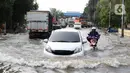 Kendaraan memaksa melintasi genangan banjir rob yang menggenangi kawasan Pelabuhan Nizam Zachman, Muara Baru,  Jakarta, Jumat (5/6/2020). Banjir rob di Pelabuhan Muara Baru tersebut terjadi akibat cuaca ekstrem serta pasang air laut. (Liputan6.com/Helmi Fithriansyah)