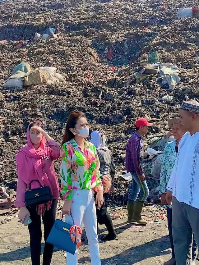 Heni Tania berkurban bersama pejuang rupiah di kawasan Bantar Gebang, Bekasi.