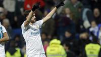 Pemain Real Madrid, Borja Mayoral (kanan) merayakan golnya ke gawang Fuenlabrada pada laga Copa del Rey babak 32  besar di Santiago Bernabeu stadium, Madrid, (28/11/2017). Real Madrid bermain imbang 2-2. (AP/Francisco Seco)