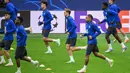 Penyerang Barcelona asal Brasil, Raphinha (kiri depan) saat mengikuti sesi Latihan jelang pertandingan leg kedua semifinal Liga Champions 2024/2025 melawan Inter Milan di stadion San Siro, Milan, 5 Mei 2025. (Piero CRUCIATTI/AFP)