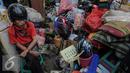 Seorang warga termenung di antara tumpukan barang usai penggusuran di Rawasari Selatan, Jakarta, Kamis (23/7/2015). Pemprov DKI mengambil alih lahan seluas 1.300 meter persegi yang selama lima tahun dikuasai pihak swasta. (Liputan6.com/Faizal Fanani)
