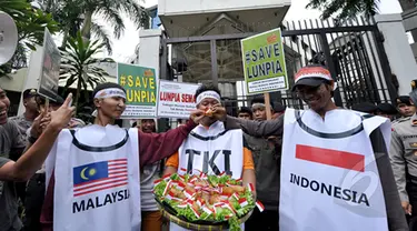 Puluhan aktivis Semarang mendatangi Kedutaan Besar Malaysia menggelar aksi memprotes makanan khas Kota Semarang, Lumpia, yang mengklaim sebagai produk negeri Malaysia, Jakarta, Jumat (20/2/2015). (Liputan6.com/Faizal Fanani)