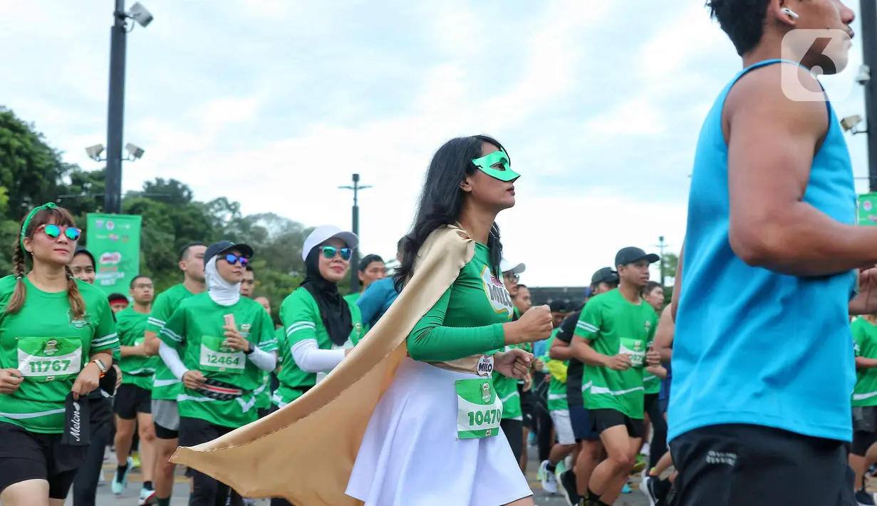 Peserta berlari saat mengikuti lomba lari di kawasan Senayan, Jakarta, Minggu (4/9/2022). Lomba lari Milo ACTIV Indonesia Race (MAIR) 2022 yang terbagi dalam beberapa kategori yaitu 10K, 5K dan family run 2,5K tersebut untuk menyambut hari Olahraga Nasional yang jatuh pada 9 September mendatang. (Liputan6 com/Angga Yuniar)