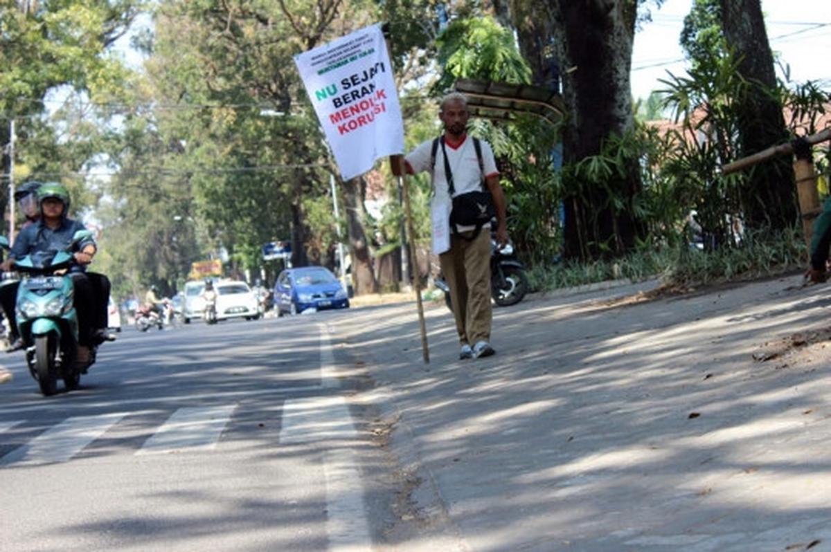 Suarakan antikorupsi, simpatisan NU ini jalan kaki Malang-Jombang