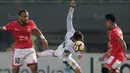 Pemain PS TNI, Guntur Triaji (tengah) berusaha merebut bola dari pemain Persija Jakarta pada laga Liga 1 2017 di Stadion Patriot Bekasi, Sabtu (29/9/2017). Persija menang 4-1. (Bola.com/Nicklas Hanoatubun)