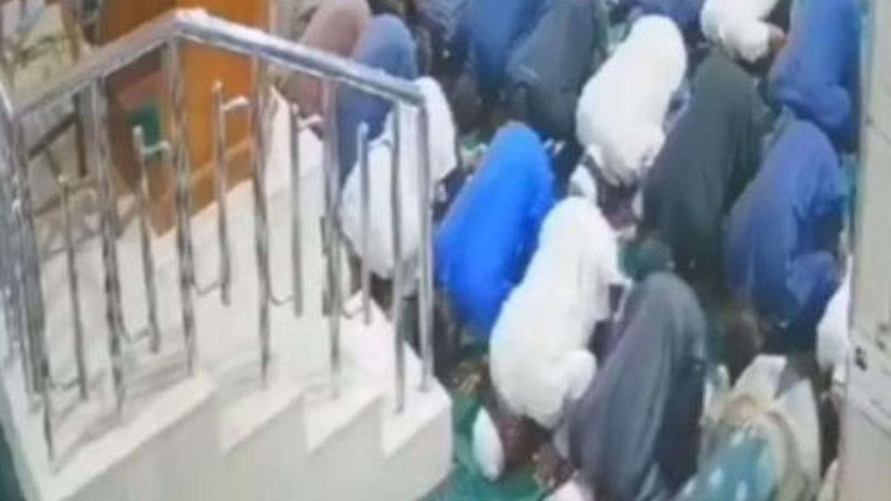 Merasa sudah sujud terlalu lama, beberapa makmum mulai menengok ke arah imam untuk melihat apa yang terjadi.
