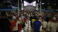 Suporter meninggalkan Stadion Wembley setelah Italia mengalahkan Inggris pada pertandingan final Euro 2020 di London, Minggu (11/7/2021). Italia mengalahkan Inggris 3-2 dalam adu penalti setelah pertandingan berakhir dengan skor 1-1. (AP Photo/David Cliff)