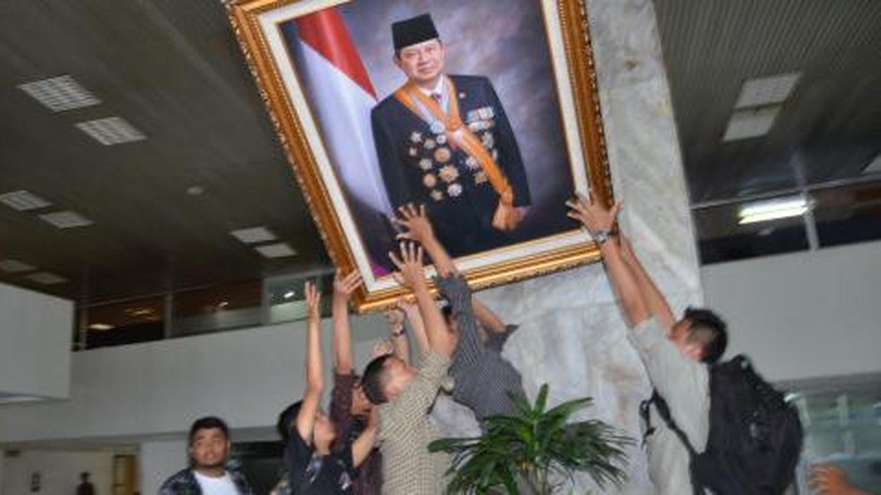 Aliansi BEM Jabar: Foto SBY terjatuh, tidak disengaja