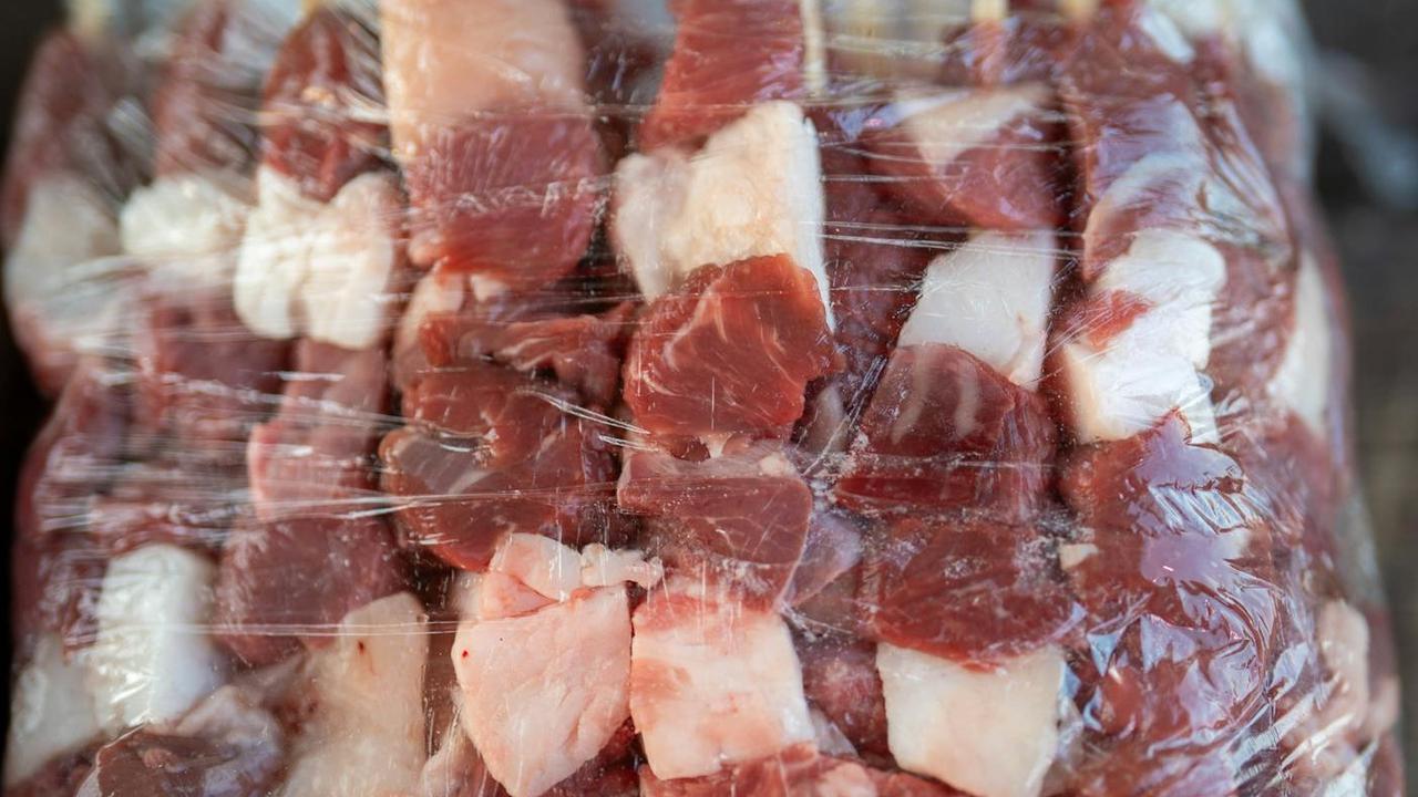 ilustrasi simpan daging menggunakan plastik