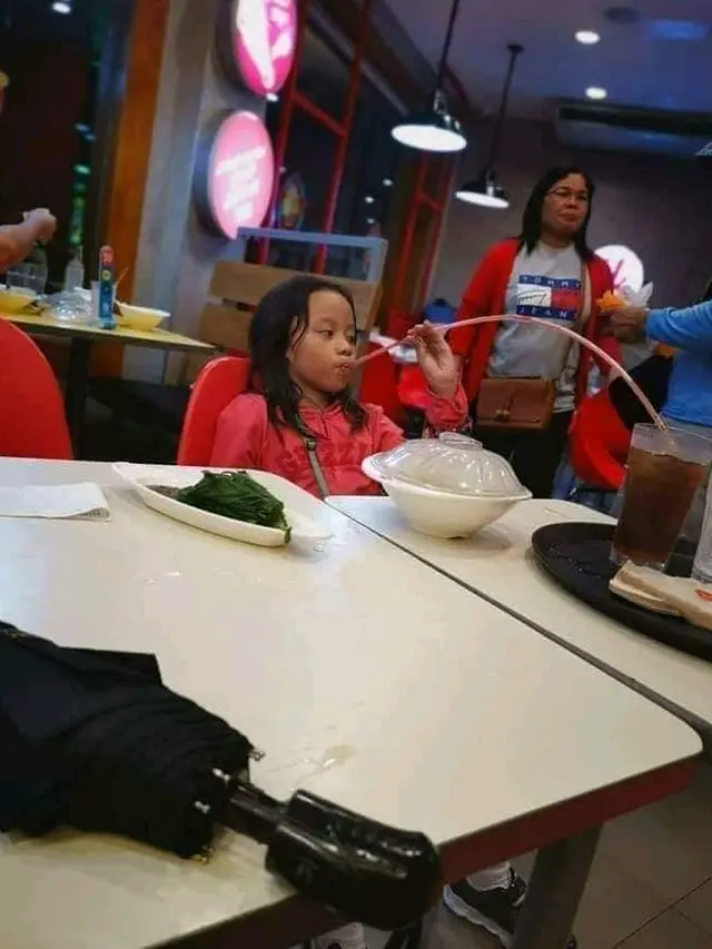 6 Tingkah Nyeleneh Minum Pakai Sedotan, Kelewat Absurd