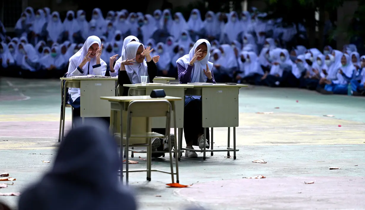 Para siswa berpartisipasi dalam peringatan Hari Kesehatan Jiwa Sedunia di sebuah SMP Islam di Banda Aceh, Aceh, Kamis (14/10/2021). Hari Kesehatan Jiwa Sedunia atau World Mental Health Day diperingati setiap tanggal 10 Oktober. (CHAIDEER MAHYUDDIN/AFP)