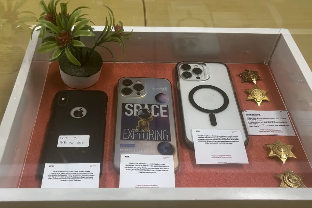 Sejumlah gadget merek Iphone dengan sejumlah tipe dilelang KPK dari hasil rampasan kasus korupsi. (Liputan6/M Radityo Priyasmoro)