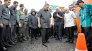 Wakil Menteri Pekerjaan Umum, Hermanto Dardak tampak sedang memberikan penjelasan pada SBY terkait perbaikan jalan yang sedang berlangsung (Rumgapres/ Abror Riski)
