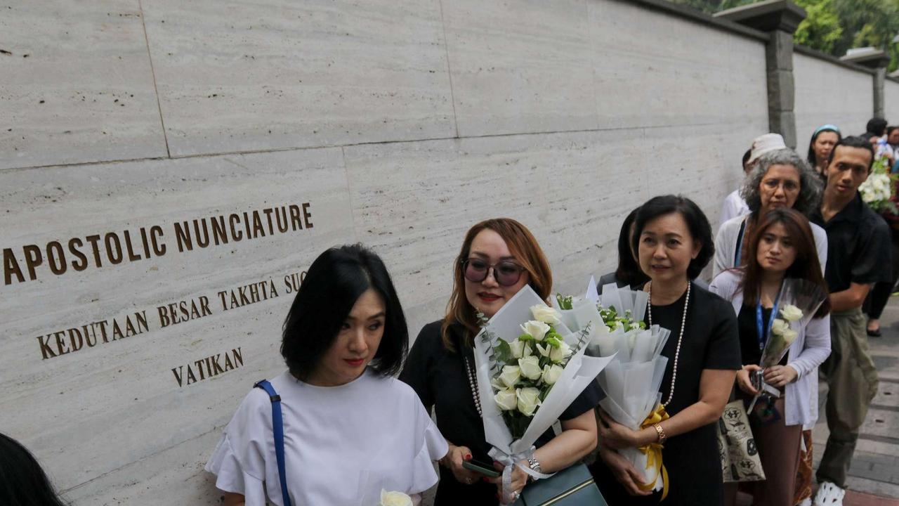 Umat Katolik berdoa untuk Paus Fransiskus di Kedubes Vatikan