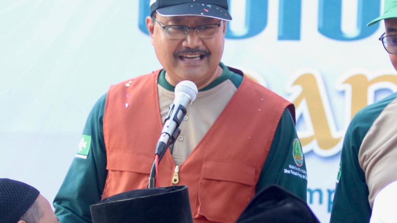 Jalan Sehat Sarungan, Gus Ipul Harap Warga Bantu Kota Pasuruan Jadi Kota yang Bersih & Tertib