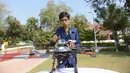 Harshwardhan Zala (14) berpose bersama drone ciptaannya di kamp Rapid Action Force, Ahmedabad, 15 Januari 2017. Harshwardhan Zala bekerja sama dengan pemerintah India menciptakan drone yang mampu untuk mendeteksi ranjau darat. (Sam Panthaky/AFP)