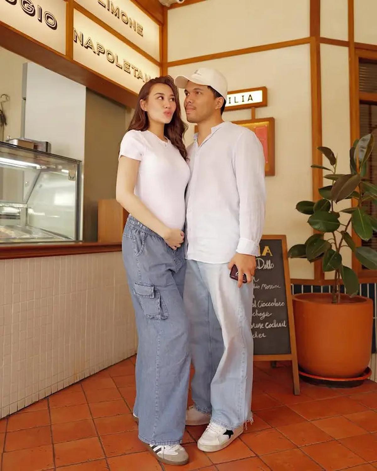 9 Potret Aaliyah Massaid Pakai Jeans,  Pilihan Outfit Stylish untuk Sehari-hari