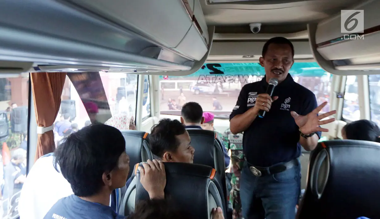 Dirut PT PGN Jobi Triananda Hasjim memberikan arahan kepada pemudik di dalam bus di Lapangan Marinir  Cilandak KKO Jakarta, Kamis (22/6). Kegiatan ini sebagai komitmen PGN untuk memberikan solusi kebutuhan transportasi saat mudik. (Liputan6.com/Pool)
