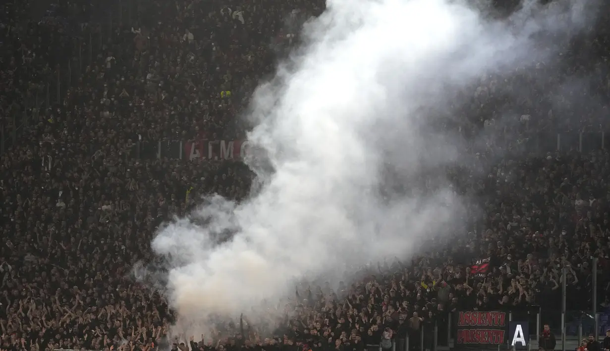 <p>Asap dari suar menutupi tribun penonton saat pertandingan Liga Serie A Italia antara Lazio dan AC Milan, di Stadion Olimpiade Roma, Italia, Senin (25/4/2022). Kemenangan ini mengantar AC Milan naik ke peringkat pertama dengan 74 poin. (AP Photo/Andrew Medichini)</p>