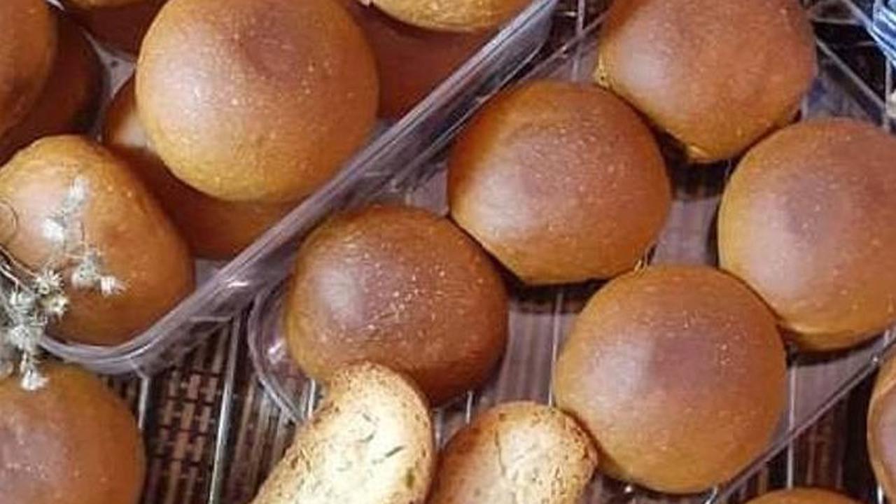 Namun sayang, kini Roti Koing sudah mulai terpinggirkan. Hanya orang tua saja yang masih menyantap roti legendaris khas Palembang ini. Kendati demikian, roti bulat kering ini ternyata banyak diminati ketika bulan Ramadan.