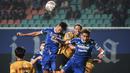 <p>Pemain Persib Bandung, Kakang Rudianto (kiri) dan Daisuke Sato berebut bola dengan pemain Bhayangkara FC, Alex Martins Ferreira (tengah) pada laga lanjutan BRI Liga 1 2022/2023 antara Persib Bandung melawan Bhayangkara FC di Stadion Pakansari, Bogor, Jumat (24/03/2023). (Bola.com/Bagaskara Lazuardi)</p>