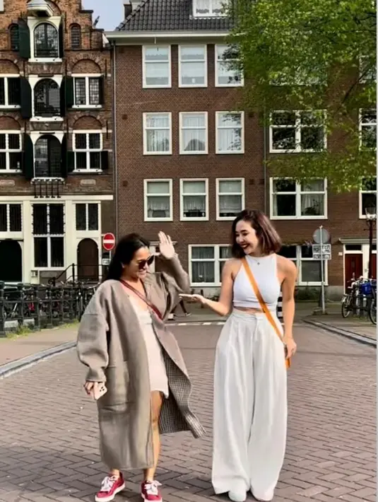 Momen lain memperlihatkan dirinya tampil minimalis dengan cropped tank top dan loose pants serba putih.  [Foto: IG/gisel_la].