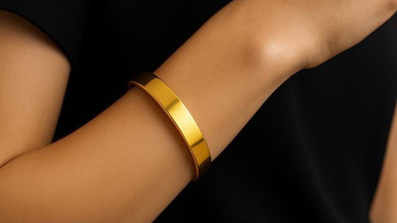 8 Inspirasi Gelang Emas Polos 24K, Fashion Item yang Enggak Pernah Ketinggalan Zaman