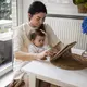 Gaya parenting yang fokus untuk merespons dengan cepat dan tepat terhadap kebutuhan anak. (Foto/Dok: freepik.com