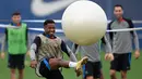 Gelandang Barcelona Ansu Fati menghadiri sesi latihan di tempat latihan Joan Gamper di Sant Joan Despi, Selasa (11/10/2022).  Barcelona akan menjamu Inter Milan di Camp Nou pada matchday 4 Grup C Liga Champions 2022/2023, Kamis 13 Oktober 2022 dinihari WIB. (Photo by Josep LAGO / AFP)