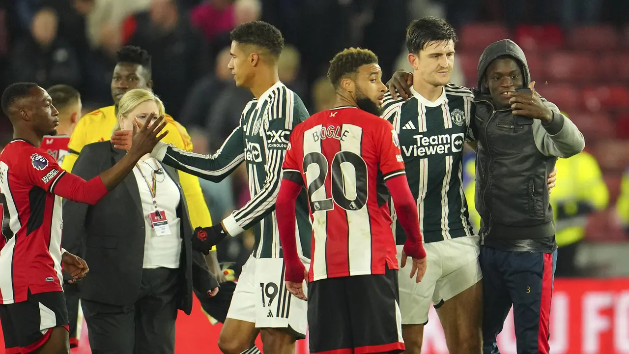 Foto: Emang Boleh se-Happy Ini? Momen Fans MU Masuk ke Lapangan dan Selfie Bareng Bruno Fernandes Rayakan Kemenangan atas Sheffield United