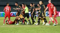 Pemain Persija Jakarta, Resky Fandi, bersitegang dengan pemain Dewa United pada laga BRI Liga 1 di Stadion Indomilk Arena, Tangerang, Senin (10/4/2023). Persija menang dengan skor 1-0.  (Bola.com/M Iqbal Ichsan)