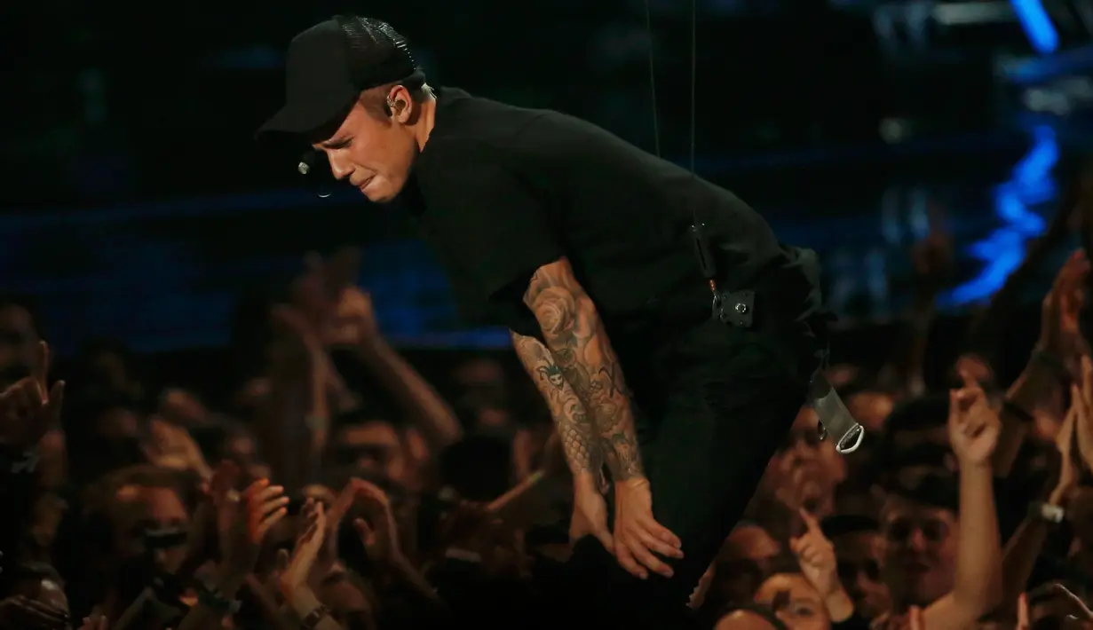 Justin Bieber terharu dan menangis usai penampilannya di acara MTV Video Music Awards 2015, Los Angeles , California,minggu (30/8/2015). Bieber sempat menyampaikan pidato singkat tentang kehidupannya. (REUTERS/Mario Anzuoni)