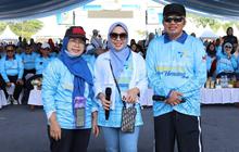 Ribuan Warga Meriahkan Fun Walk Harjad ke-75 Kalsel dan HUT ke-80 RI, Gubernur Muhidin Serahkan Hadiah Umrah
