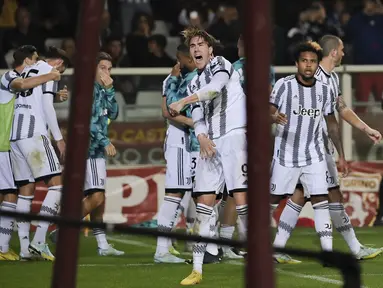 Penyerang Juventus, Dusan Vlahovic melakukan selebrasi setelah mencetak gol ke gawang Torino pada pertandingan lanjutan Liga Serie A Italia di di Stadio Olimpico Grande Torino di Turin, Italia, Sabtu (15/10/2022). Juventus menang tipis atas Torino 1-0. (Marco Alpozzi/LaPresse via AP)